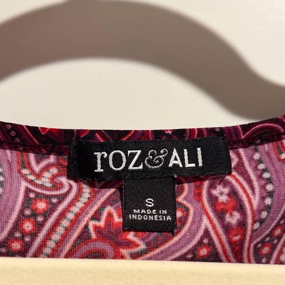 Roz & Ali Burgundy Paisley V-Neck Blouse - Picture 2 of 3